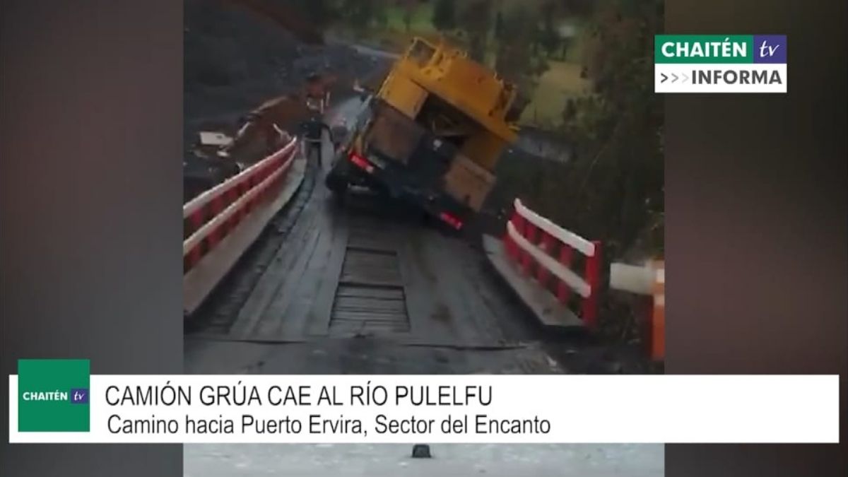 Camión Grúa Cae Al Río Pulelfu