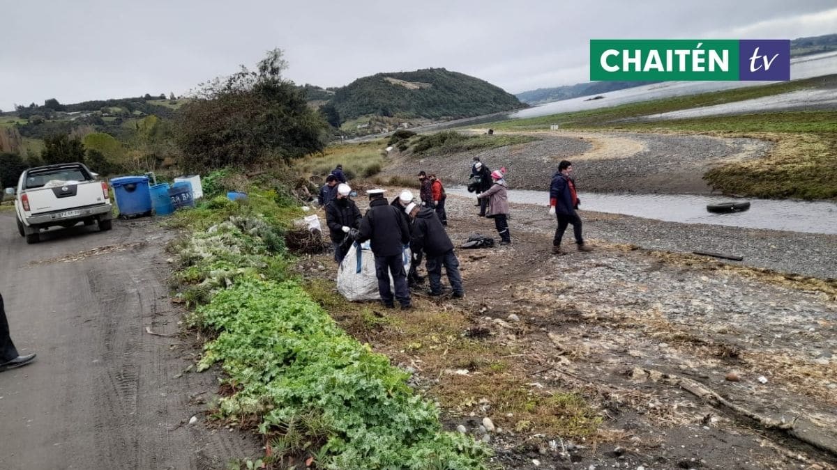 Mitilicultores Y Armada De Chile Realizan Limpieza En El Sector Huyar Bajo